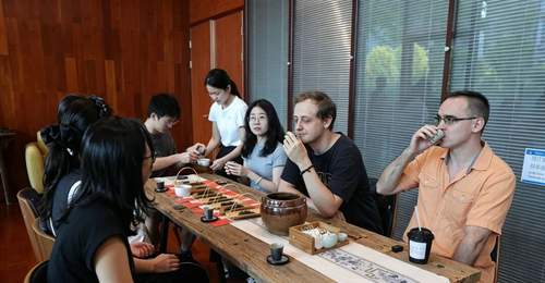 宝安这场国际青年品茶宴 外国青年戴上AI智能眼镜沉浸式体验中国茶香