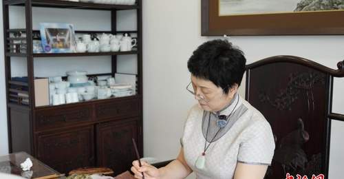 （文化中国行）来景德镇陈军傅长敏陶瓷艺术馆 共赏国家级非遗粉彩瓷绘的匠心巧思