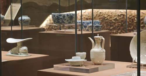观众走进何以景德镇在京特展 沉浸式体验景德镇二元配方与制瓷工艺