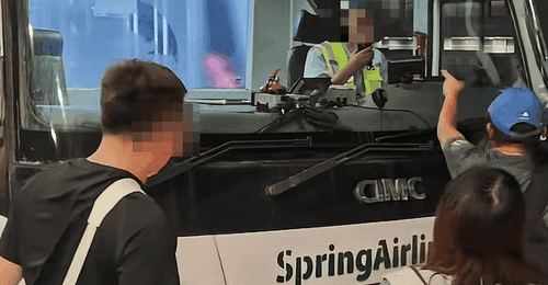 春秋航空摆渡车空调故障致乘客受热,近40分钟等待里大家敲玻璃抗议