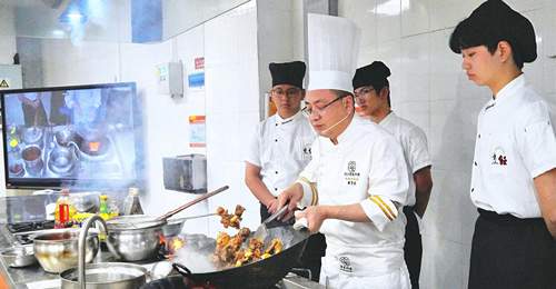 二十五载匠心传粤味 黄勇强带你解锁非遗烹饪体验 职教出海搭建山海烟火桥