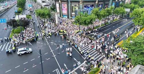 上海体育场演唱会大客流安保启动 民警护航年轻粉丝观演之旅