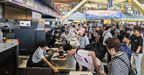 暑运首月昆明机场人气爆棚 多元活动伴手礼成旅客出行标配