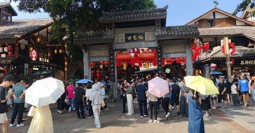 逛服务区咋会不花钱？你以为只是歇脚如厕，不知不觉就掉进了精心设计的消费体验里