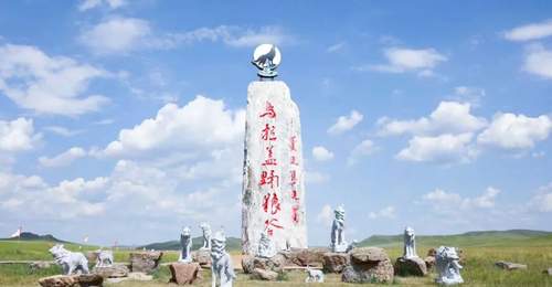游客打卡《狼图腾》取景地时误进私人山寨野狼谷,景区内狼温顺似狗,当地文旅部门回应确有两处同名景区