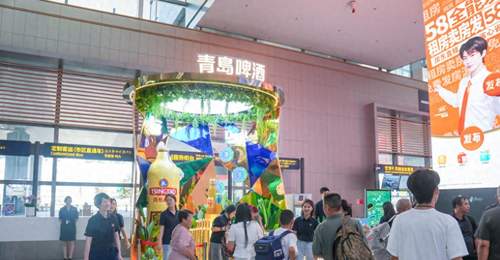 落地青岛享惊喜!接机市民领鲜啤 互动打卡样样有