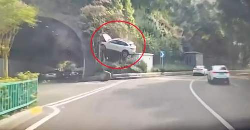 重庆鹅岭隧道口突发惊险一幕 白色SUV腾空悬半空 消防快速救出2名被困人员送医 目前事故原因正调查