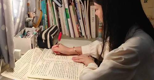 成都41岁妈妈陪女儿成长 以考研经历打造亲子共学励志课堂