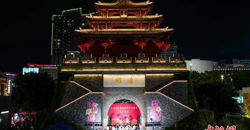 南宁中山路美食街夏夜能看戏 钟鼓楼每周三四轮番上演传统彩调桂剧