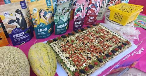来伽师赴甜蜜丰收之约 逛新梅展演大集尝遍伽师好味道