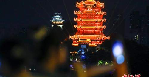 8月6日夜游武汉长江大桥 游客穿梭江光灯火间尽享江城夏夜风情