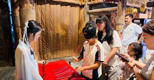 暑期旅游扎堆打卡遇尴尬:海洋公园硬插唐风NPC 孩子只顾做任务丢了海洋知识