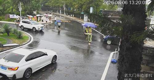 四川自贡恐龙博物馆冒雨贴心服务 暴雨中守护滞留游客