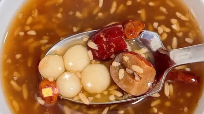 无馅圆子软糯回甘,醪糟红糖交织地道山城甜韵