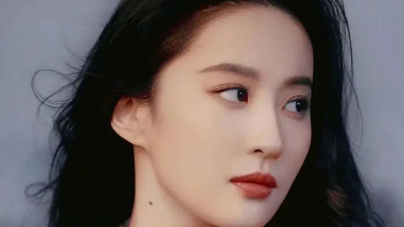 刘亦菲唯一公开恋情仅维持三年,彭冠英绯闻两年不回应不辟谣,现状如何