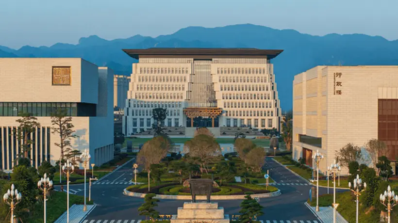 曹德旺投100亿“建大学”后,算起校区“盈亏账”?