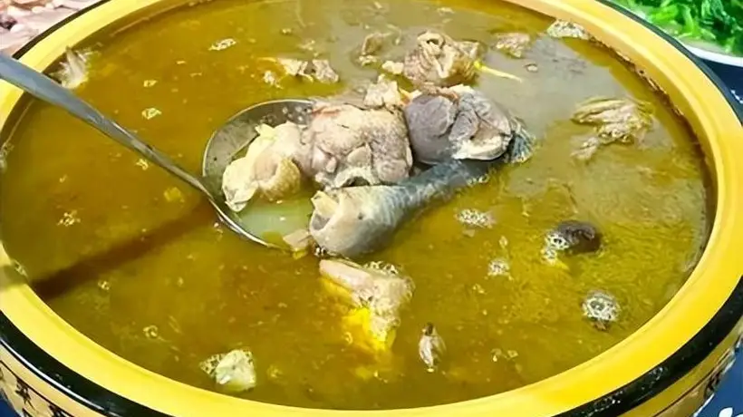舌尖上的乡愁:怒江漆油鸡的烟火诗意