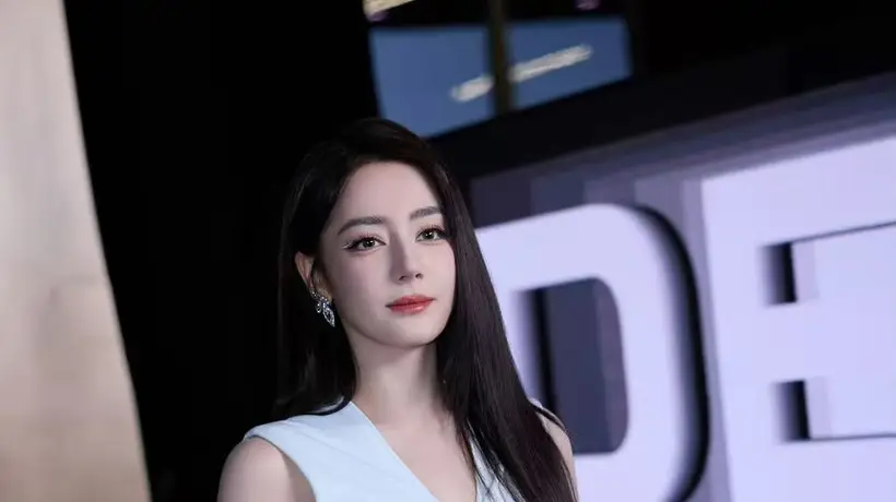 迪丽热巴全程捂胸显局促!女明星光鲜背后满是无奈