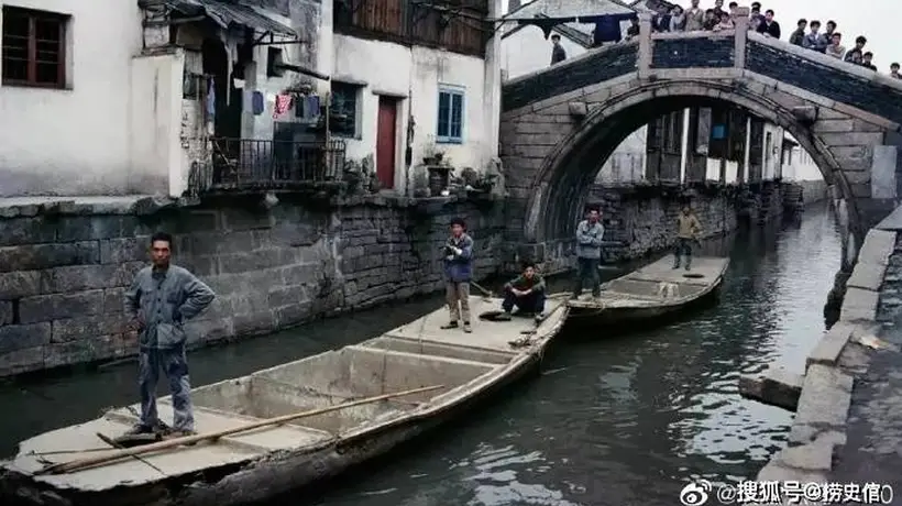 老照片:1980年洋人镜头下的上海,打破了外界对当时中国“灰暗单调”的刻板印象