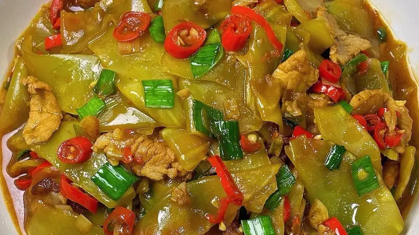 《莴笋炒肉：藏在锅气里的家常温柔》