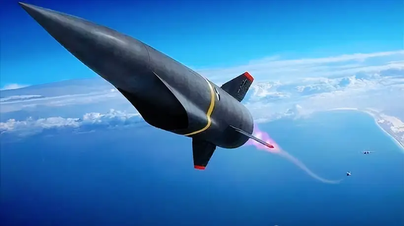 央视首次公开!中国东风-17导弹野外实射,航母变活靶?专家:更狠的还在后头!