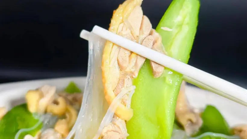 丝瓜和它俩更绝配,后悔没早发现!简单一烧满口鲜爽、好吃到连汤汁也不剩,天热没胃口就来这一锅