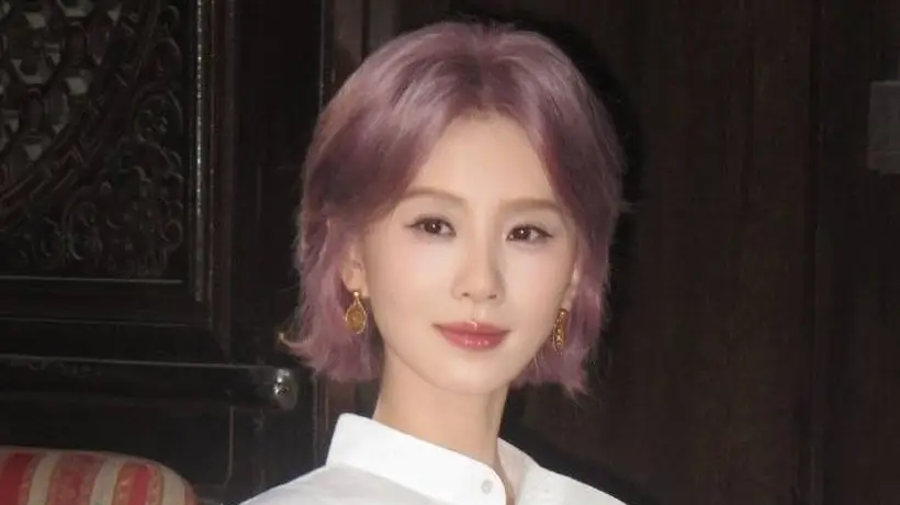 刘诗诗剪短发后像换了个人,穿白色衬衫裙好高级,美得差点认不出