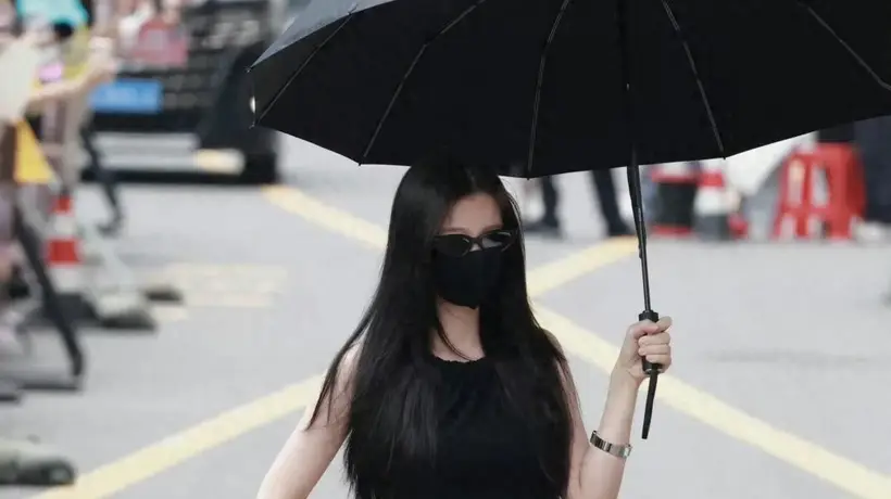 虞书欣横店通勤穿搭走红被称横店时装周！夸张词条引发网友吐槽！