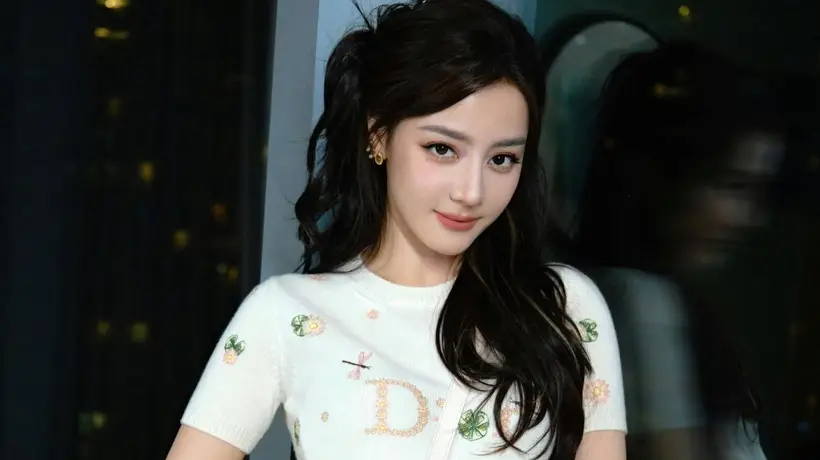 迪丽热巴穿小白裙身材纤细 笑容甜美好似贵族千金