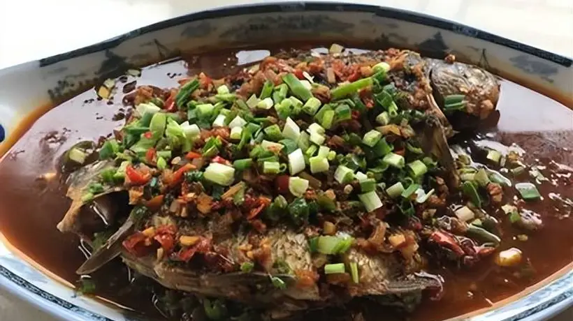 广丰豌豆烧鲫鱼:饶帮菜中的鲜香经典