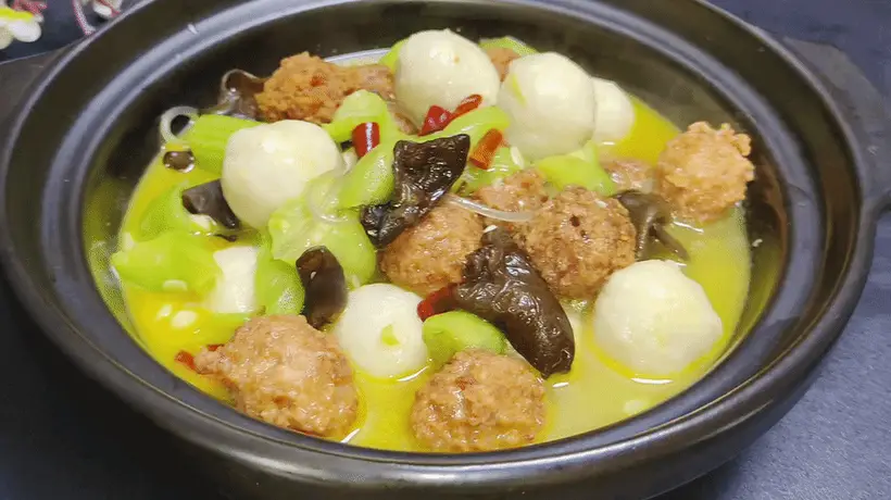 夏日炖品:丝瓜木耳炖丸子,简单食材做出下饭好菜