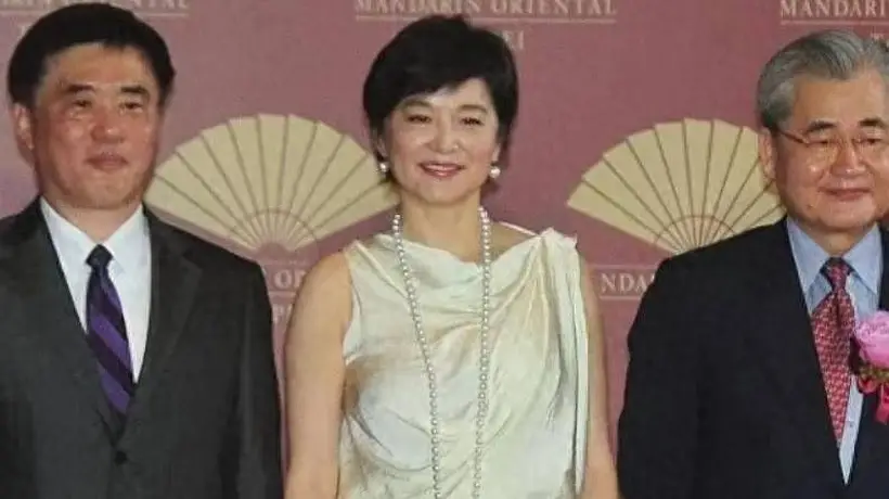 林青霞超短发配白裙,减龄20岁尽显贵妇风姿