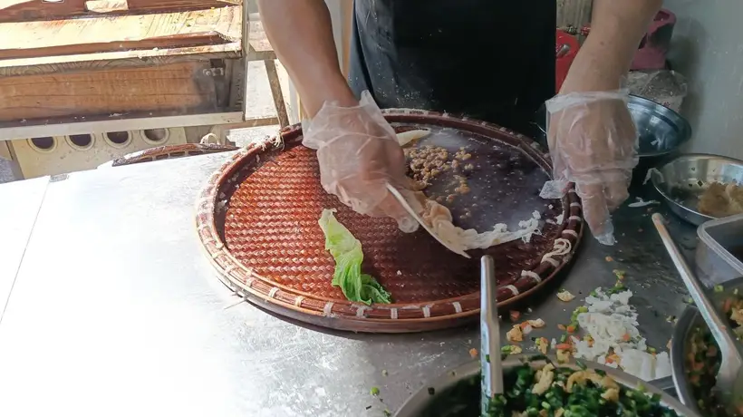 顺路买早餐偶遇的惊喜：2.5元现蒸簸箕粉米香十足还带着竹韵