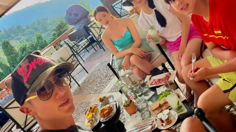吴尊分享西班牙小镇旅行美照 一家四口同框互动引网友羡慕