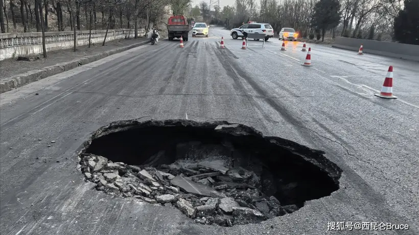 山西运城路面塌陷处露出大量白骨 网友实地探访感受南北朝玉壁之战惨烈历史
