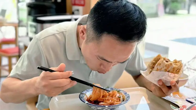 咬一口就懂!现吃/短打包/久带的肉夹馍,口感差在哪?