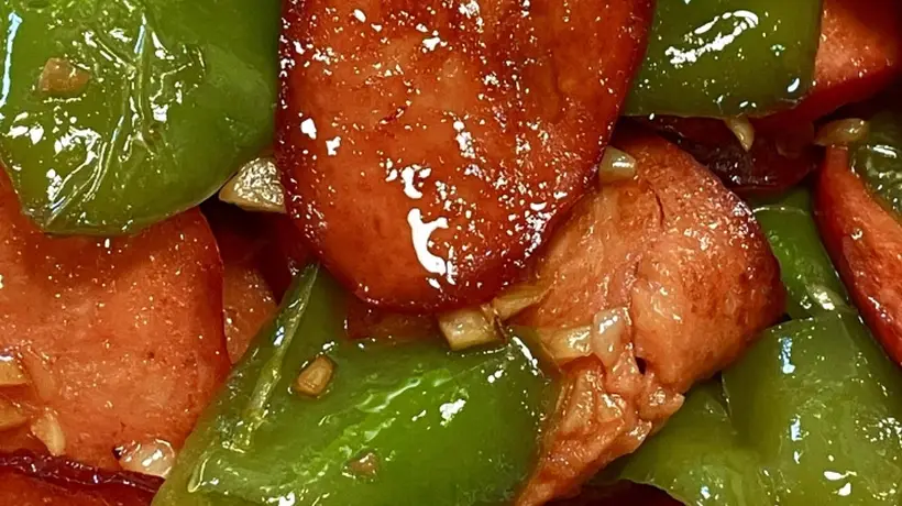 超香红肠炒辣椒攻略 跟着做快手菜香到想多盛两碗饭