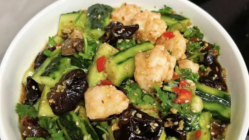 试试这道酸辣开胃的凉拌虾滑黄瓜木耳 新手也能轻松上手的美味小秘方