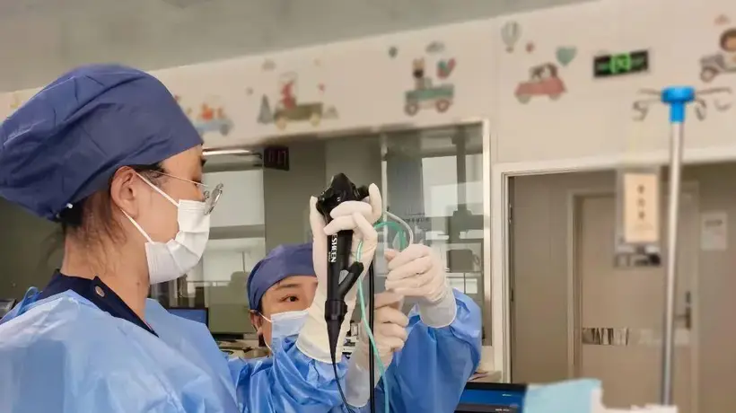 误把电蚊香液当“饮料”,熊孩子“哈”伤了肺!专家紧急提醒:误服后千万别做这件事