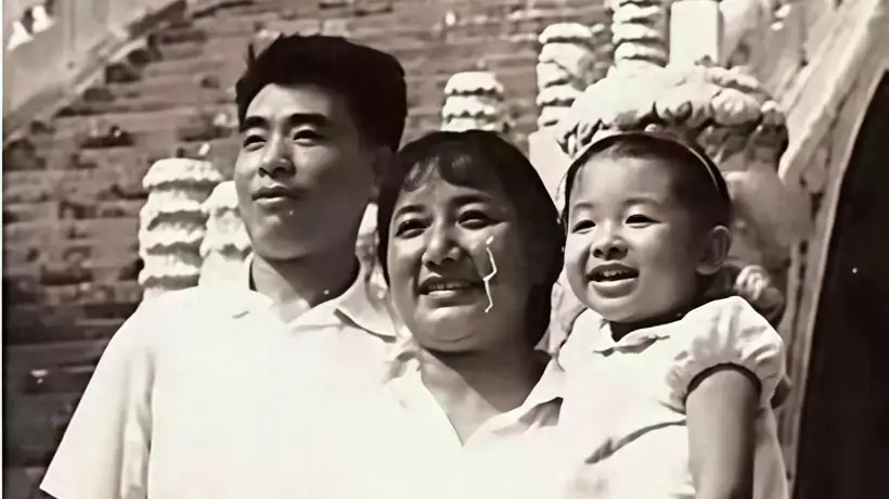 70年代,韩红童年和父亲韩德江、母亲雍西出门游玩,一张温馨合影