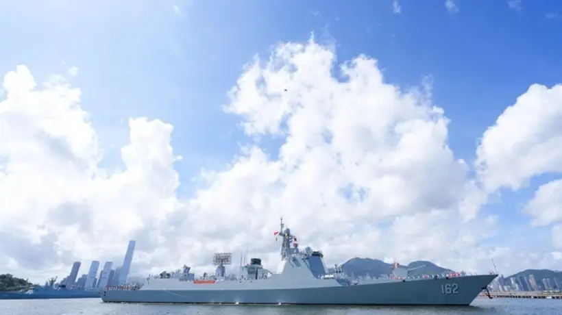 海军舰艇编队在香港举行甲板招待会