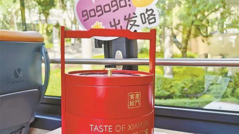 公交车上边玩边吃 厦门开通餐饮主题观光巴士