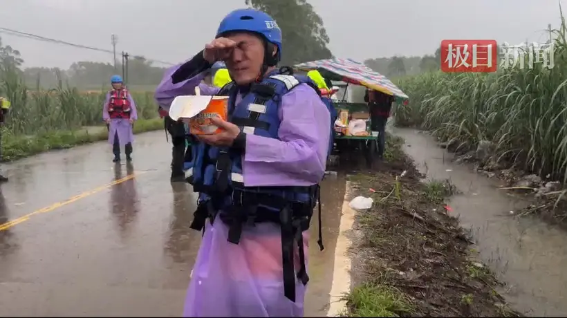 贵港救灾一线救援人员在大雨中吃泡面充饥,当事人:忙了一通宵,早上才吃东西顾不上下雨