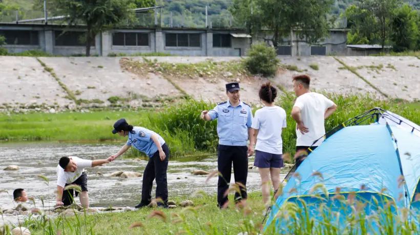 景中有“警”，济南公安护航游客平安暑期出游