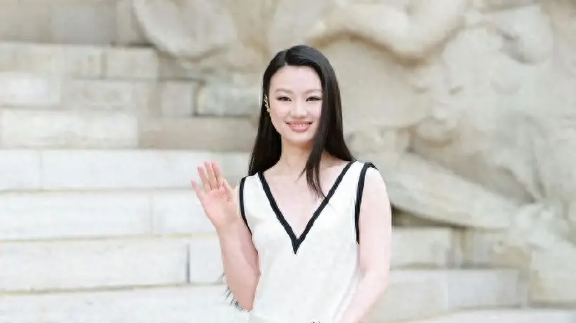 单依纯巴黎高定首秀:黑白极简长裙演绎香奈儿式优雅从容