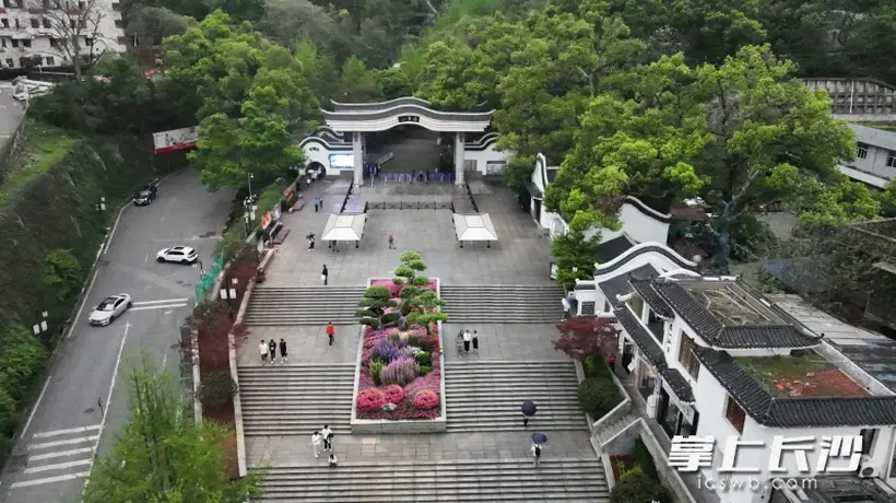 岳麓山景区东门提质升级动工,预计9月底焕新迎客