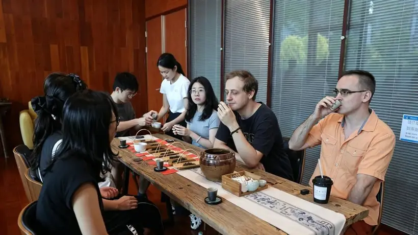宝安这场国际青年品茶宴 外国青年戴上AI智能眼镜沉浸式体验中国茶香