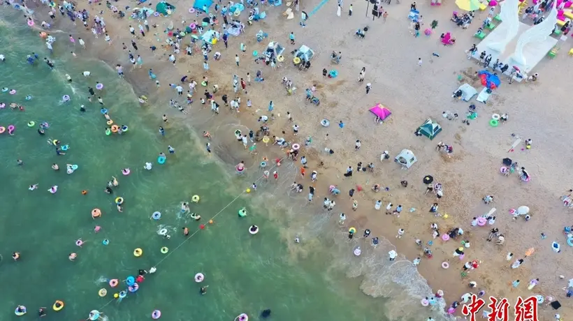7月盛夏来山东日照海滨 参与踏浪戏水等多元活动畅享清凉体验