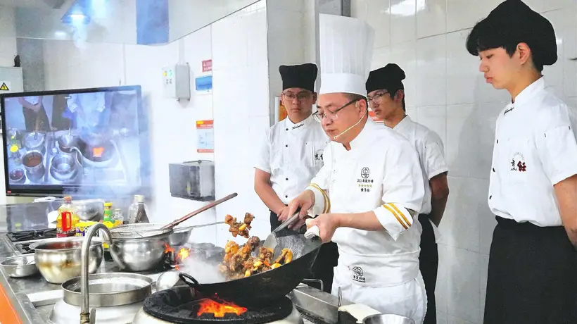 二十五载匠心传粤味 黄勇强带你解锁非遗烹饪体验 职教出海搭建山海烟火桥