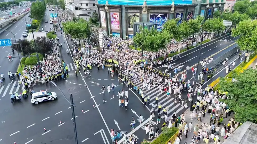 上海体育场演唱会大客流安保启动 民警护航年轻粉丝观演之旅